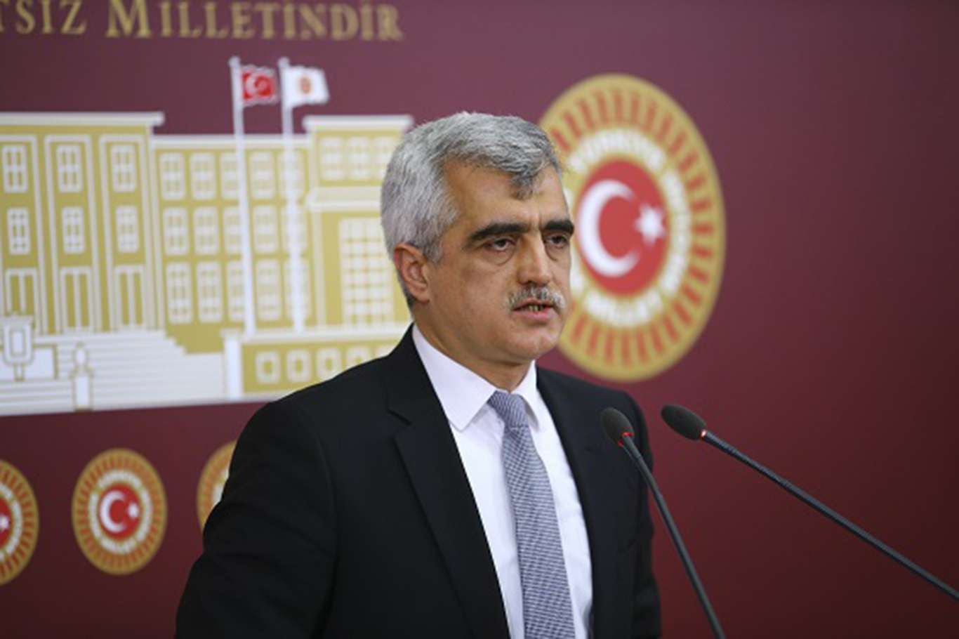 Milletvekilliği düşürülen HDP'li Ömer Faruk Gergerlioğlu gözaltına alındı Milletvekilliği düşürülen HDP'li Ömer Faruk Gergerlioğlu gözaltına alındı